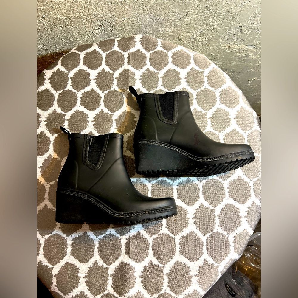 Tretorn Stylish Black Ankle Boots measures 9.25 inches. No size mark- fits 7:5-8